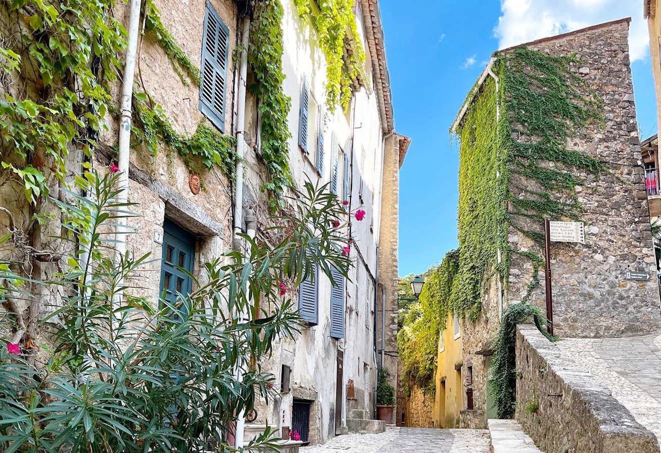 Beautiful France lifestyle image inviting readers to continue exploring regions and daily life in France