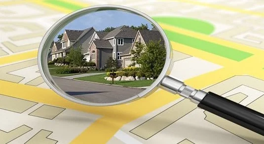 Magnifying glass over a map of France, representing the search for financing and mortgage options