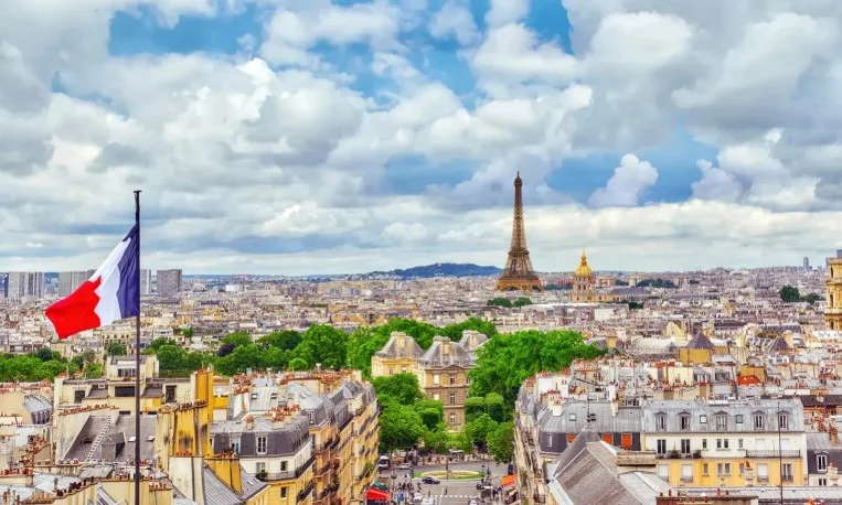 International readers planning and asking important questions before choosing life in France