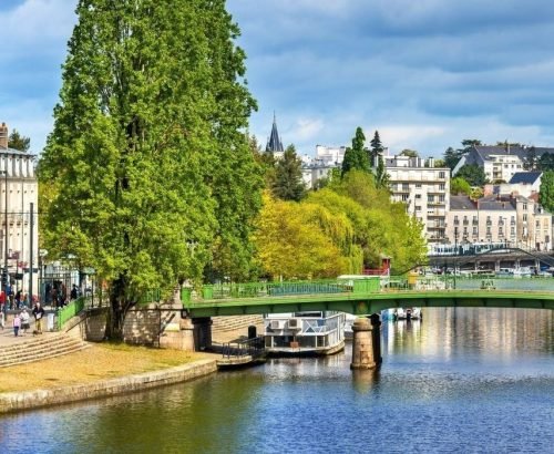 Acheteur international préparant à distance son acquisition immobilière à Nantes